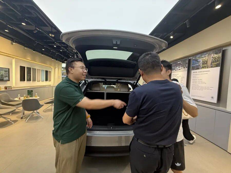 新疆喀什客人来沪旅游,顺便订了辆特斯拉