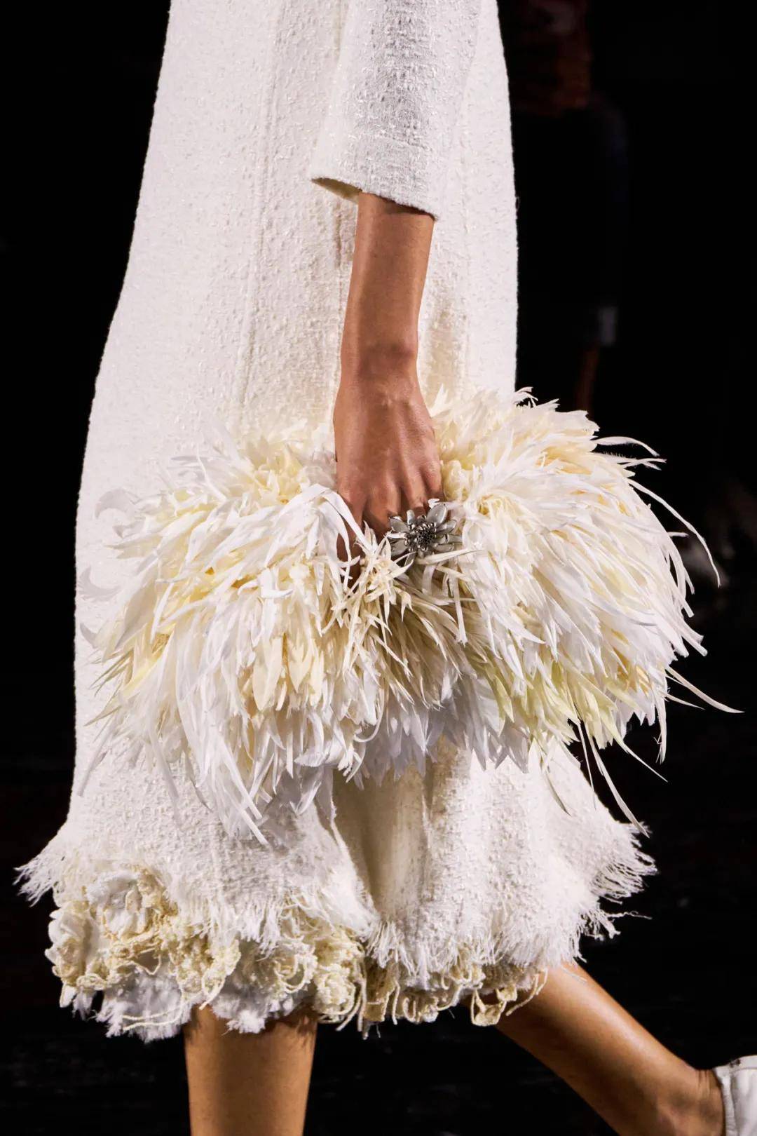 周迅、窦靖童、刘雯、井柏然同框围观香奈儿的新秘密