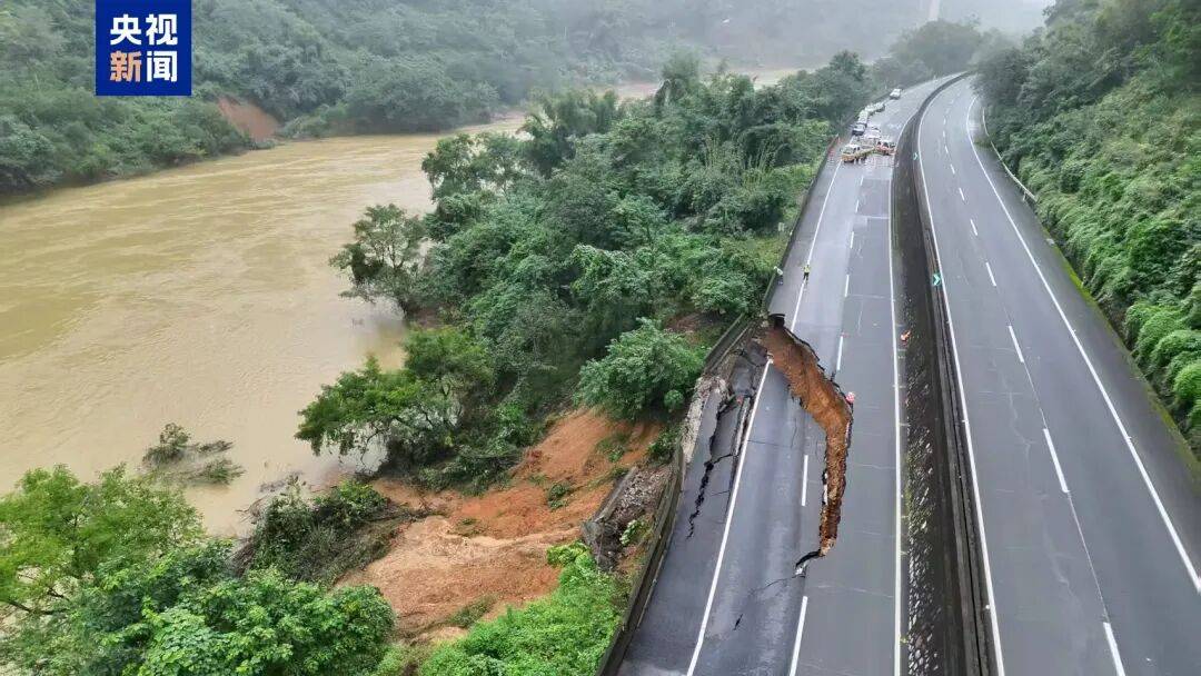 广西百色一高速公路开裂下沉！裂缝长约30米，塌陷处最深超2米