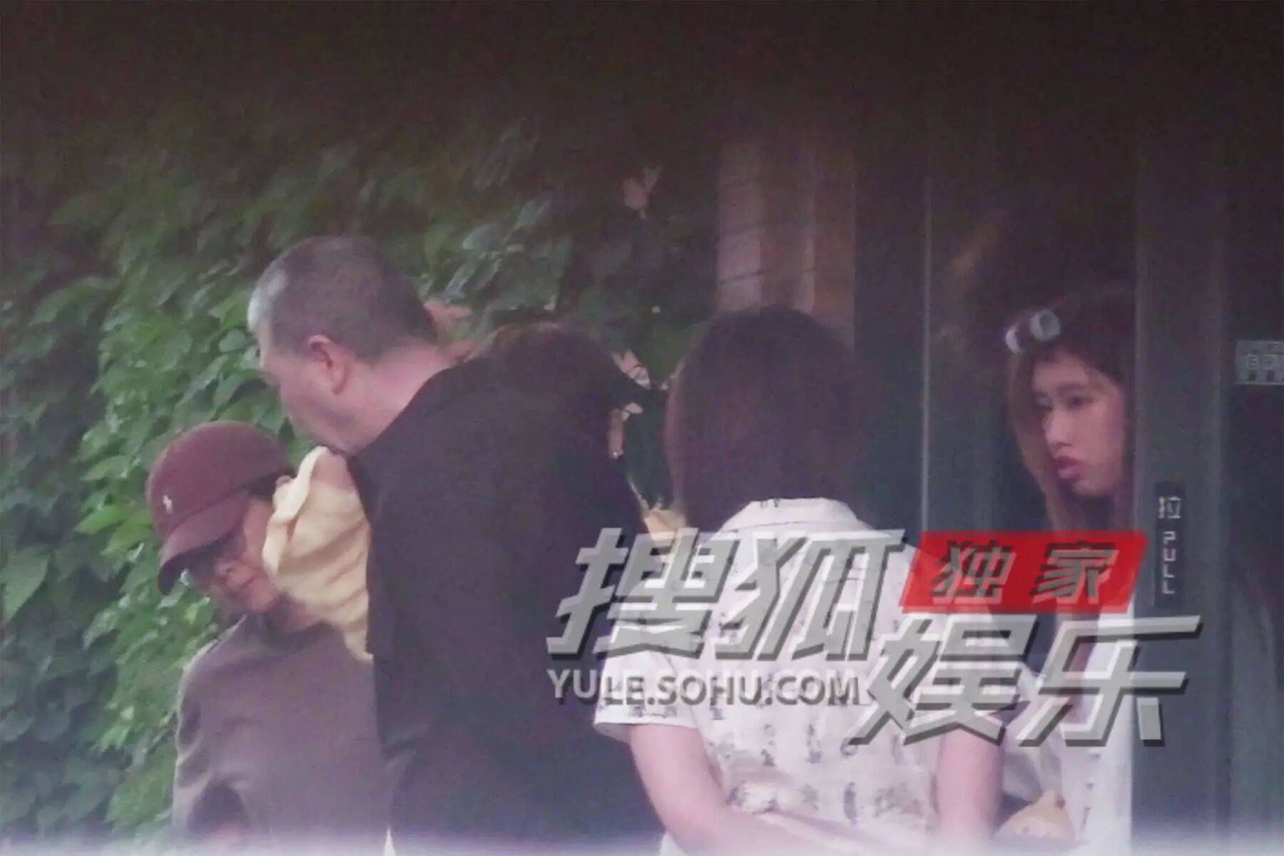 考古|冯小刚带女儿去陈思诚工作室!开个人账号还读影视专业,她也要“女承父业”吗?