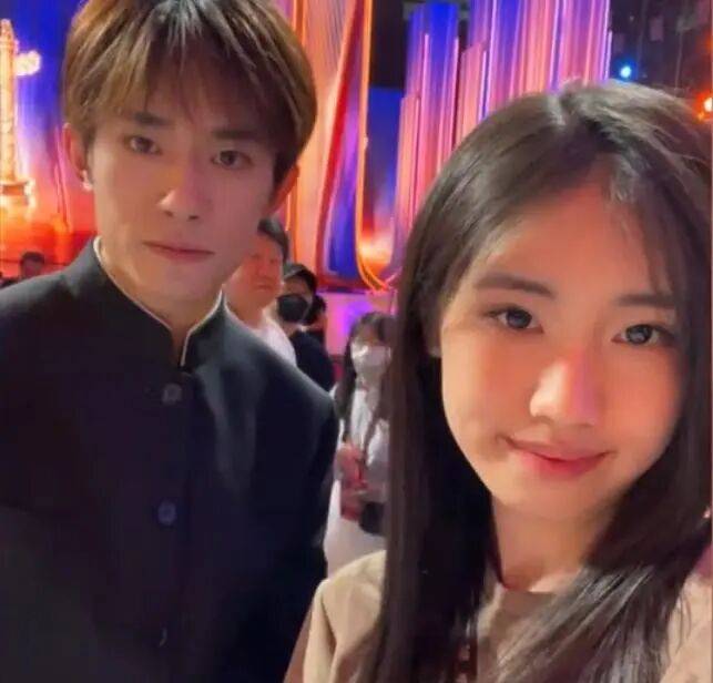 考古|冯小刚带女儿去陈思诚工作室!开个人账号还读影视专业,她也要“女承父业”吗?