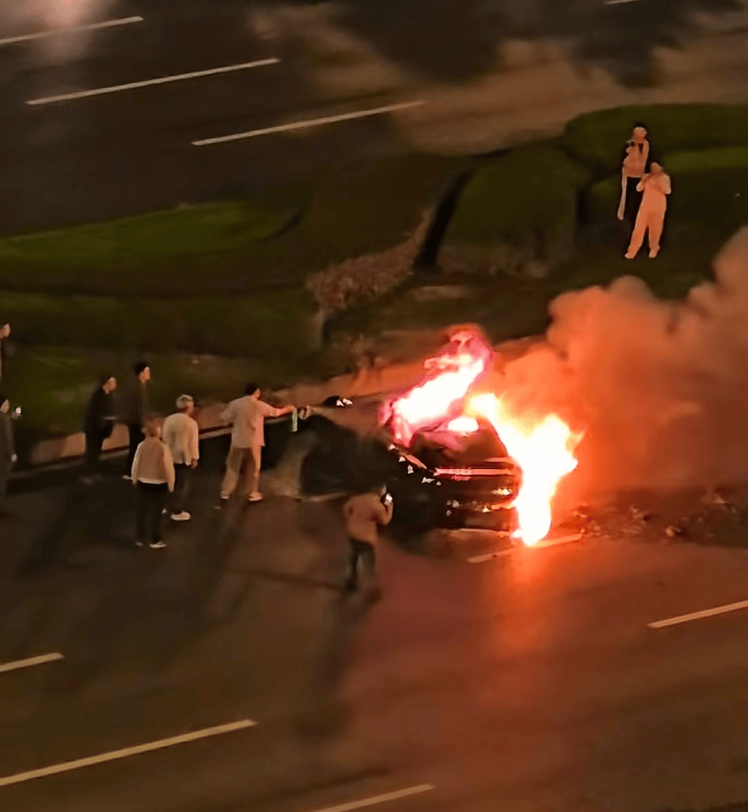 成都一辆小车起火，多名路人尝试救援打不开车门，目击者：消防灭火后用电锯切开门