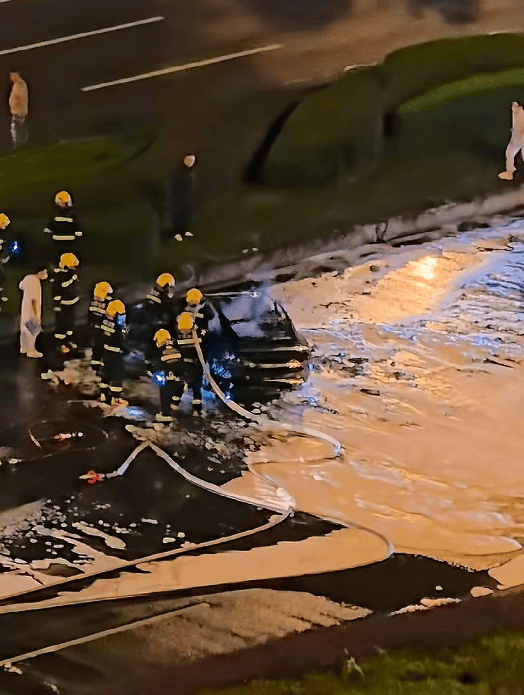 成都一辆小车起火，多名路人尝试救援打不开车门，目击者：消防灭火后用电锯切开门