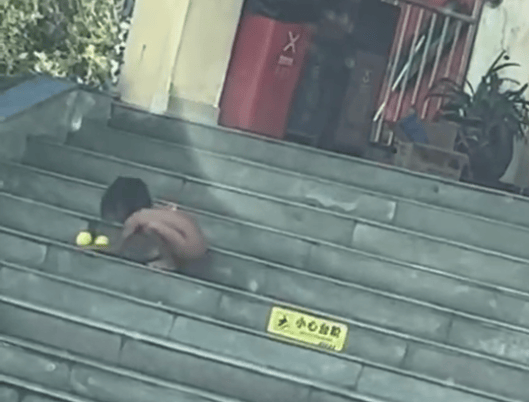 四川一高速服务区现“野人小孩”?当地公安和妇联:有监护人陪伴,已经介入