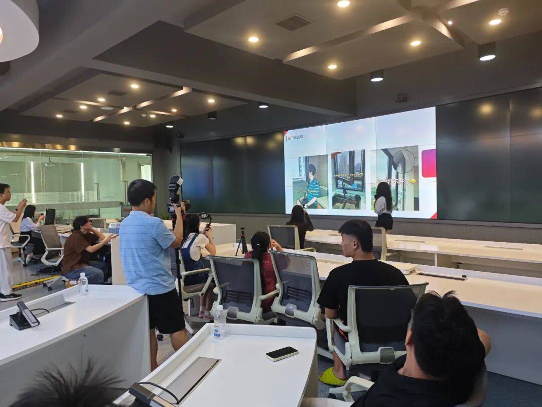 心疼!南宁一业主上厕所要经过厨房,抽油烟机贴防撞条……