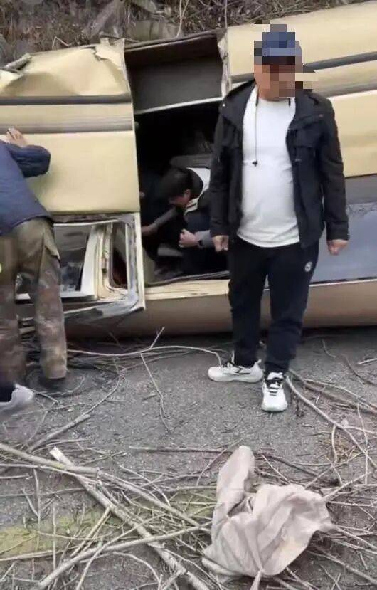 “车顶都没了”!山西五台山景区一面包疑刹车失灵翻扣路面,13名被困者全部获救,当地回应:好像是在检票口追尾,无人员身亡