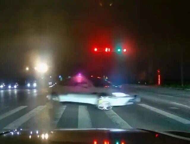 陕西西安20岁男子开无牌车在十字路口疯漂移闯红灯?警方:行拘10日,扣6分并罚款