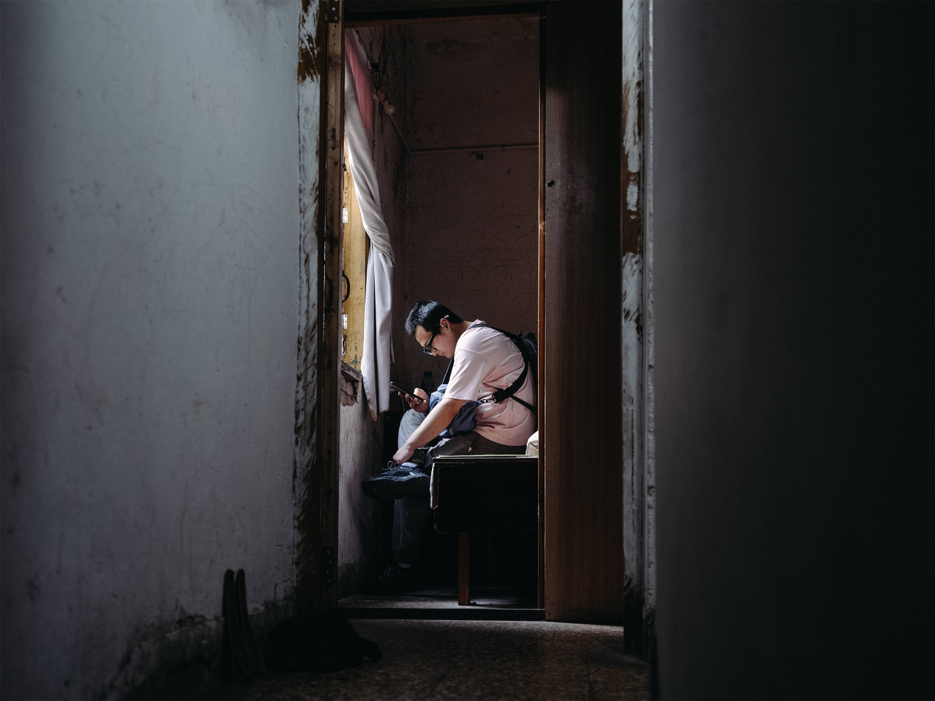 他们挤在8元一晚的旅店 几百人抢一个活