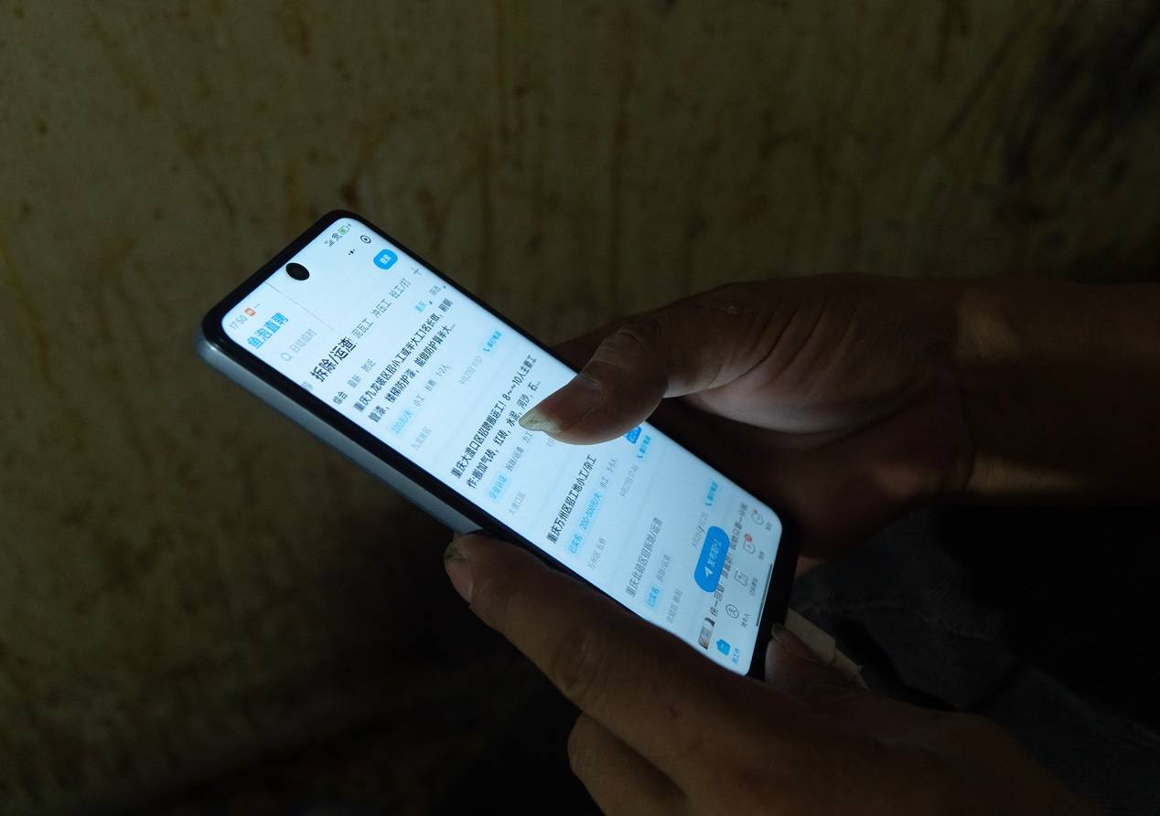 他们挤在8元一晚的旅店 几百人抢一个活