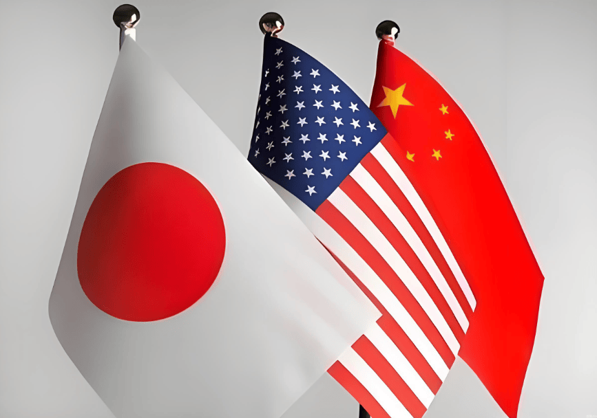 在美国面前极其卑微,面对中国非常强硬