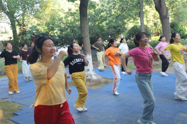 益阳一妈妈跳广场舞10年“唤醒”植物人女儿：医生说舞乐能刺激神经，我就照做了