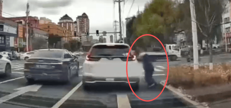 老人一路小跑追车，与车接触后倒地，疑似碰瓷，后车行车记录仪拍下全程......