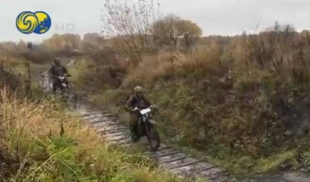 俄军摩托车冲锋队突击红军城：穿插乌军阵地，对纵深目标迂回渗透