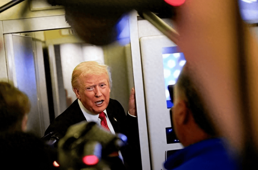 特朗普对华让步的原因找到了？支持率暴跌4%，回国还遭遇两连暴击