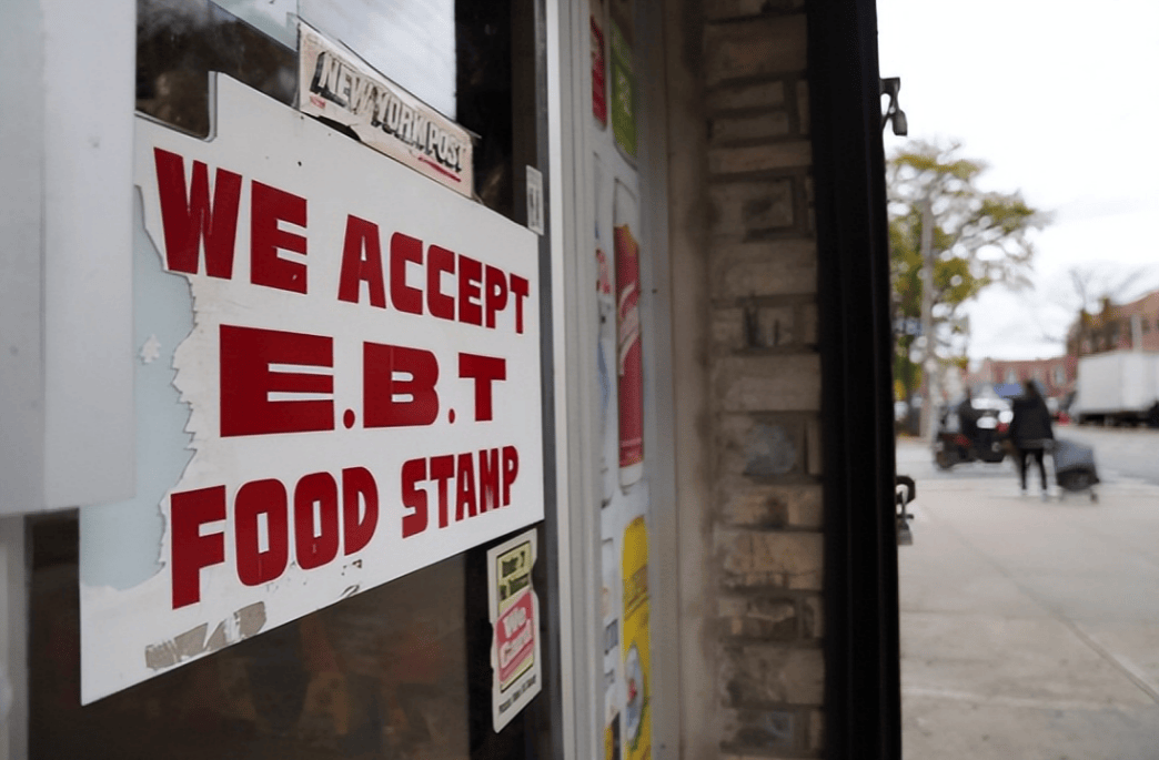 特朗普对华让步的原因找到了？支持率暴跌4%，回国还遭遇两连暴击